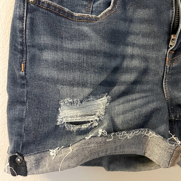 ✨NWT Vigoss | Marley Distressed Shorts | Suze 2/26 - Picture 8 of 14